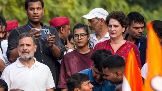 राहुल गांधी की SIR याचिका पर सुप्रीम कोर्ट सख्त, चुनाव आयोग से मांगा जवाब; CEC ज्ञानेश कुमार के खिलाफ प्रदर्शन भी जारी 1 Rahul Gandhi Priyanka Gandhi Vadra 1