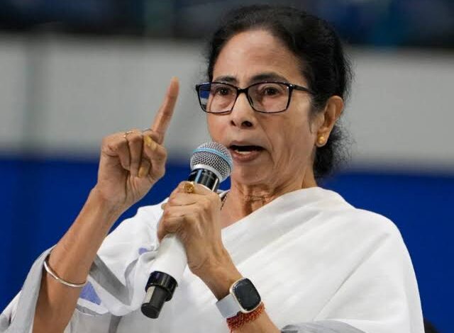 ‘जॉनी-जॉनी यस पापा… ज्ञानेश कुमार नो पापा’, ममता बनर्जी का वीडियो वायरल, SIR पर कविता से साधा निशाना 1 images 1 8