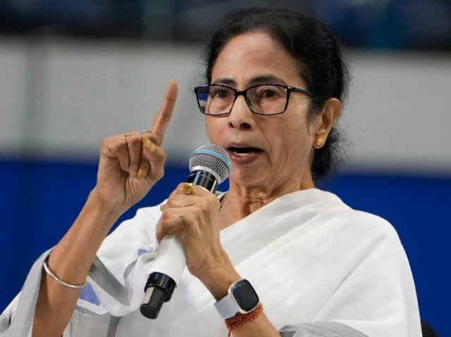 ‘जॉनी-जॉनी यस पापा… ज्ञानेश कुमार नो पापा’, ममता बनर्जी का वीडियो वायरल, SIR पर कविता से साधा निशाना 1 images 1 8