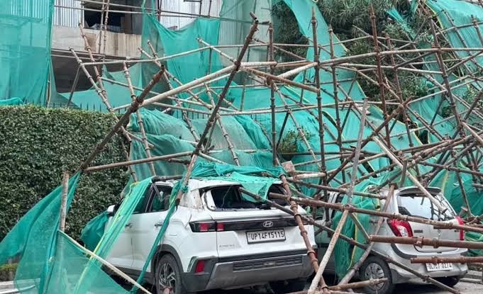 नोएडा सेक्टर-62 में निर्माणाधीन बिल्डिंग की शटरिंग गिरी, 15 गाड़ियां क्षतिग्रस्त; मचा हड़कंप 1 images 17