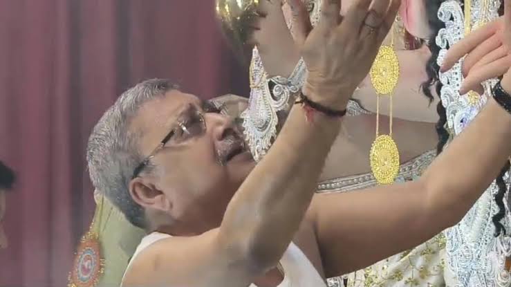 मां दुर्गा की आराधना करते हुए भावुक हुए TMC सांसद कल्याण बनर्जी, संधि पूजा में छलके आंसू; मां से मांगी सद्बुद्धि और शक्ति 1 images 2 12