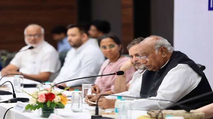 INDIA गठबंधन का आज ‘मॉक संसद’ में CEC ज्ञानेश कुमार के खिलाफ जन महाभियोग, कल रामलीला मैदान में राहुल गांधी की बड़ी रैली 1 images 2 19