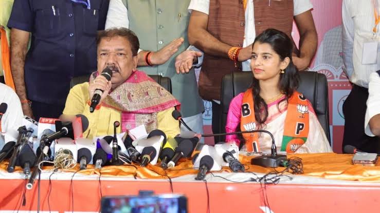 मैथिली ठाकुर को BJP में मिली नई जिम्मेदारी, भाजयुमो की राष्ट्रीय कार्यकारिणी में शामिल; बिहार के 6 युवा नेताओं को जगह 1 images 22