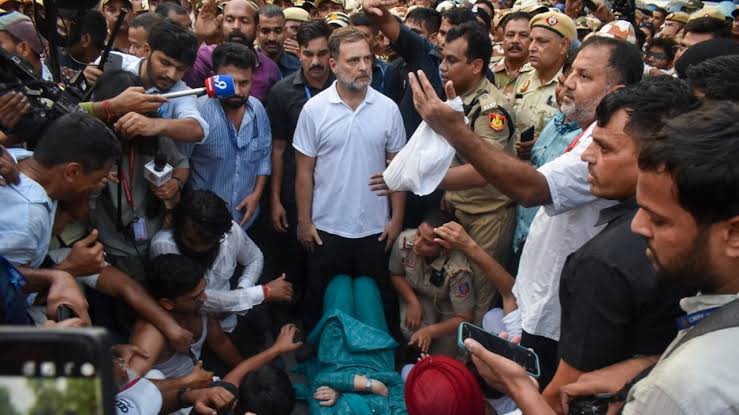 राहुल गांधी की ‘गुरिल्ला राजनीति’ का नया फॉर्मूला! छोटी टीम, अचानक प्रदर्शन और सोशल मीडिया पर वायरल होने की रणनीति 1 images 5 3