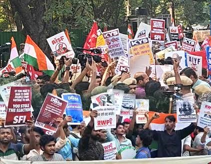 दिल्ली में चुनाव आयोग के खिलाफ प्रदर्शन, ज्ञानेश कुमार के विरोध में निकले प्रदर्शनकारी; कई हिरासत में 1 images 6 2
